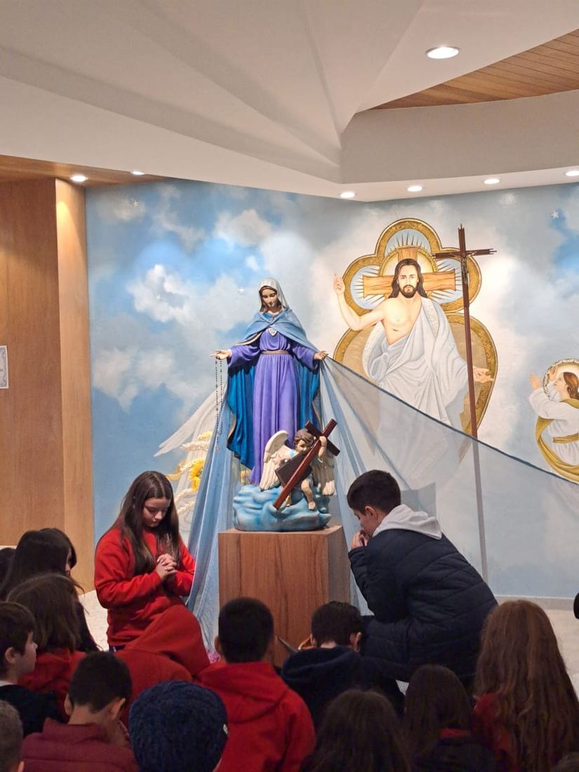 Alunos na capela do colégio