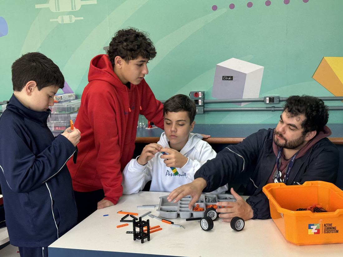 Alunos montando robótica no espaço maker
