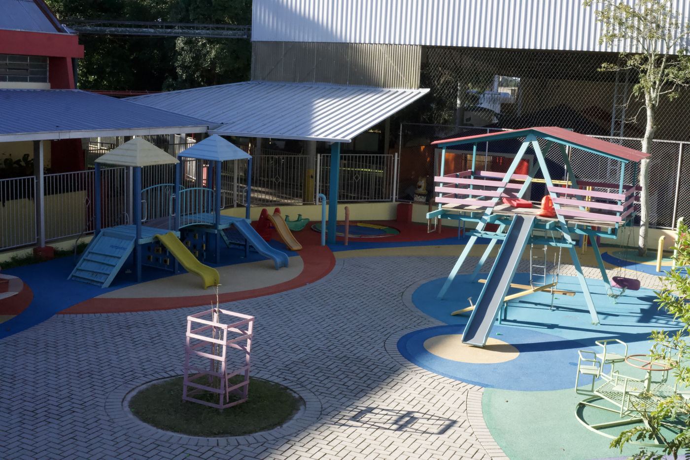Espaço de convivência com sofás e alunos lendo