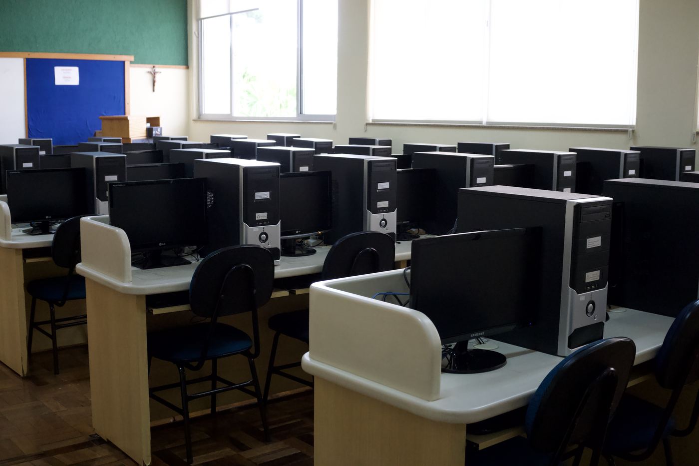 Aluno no laboratório de informática