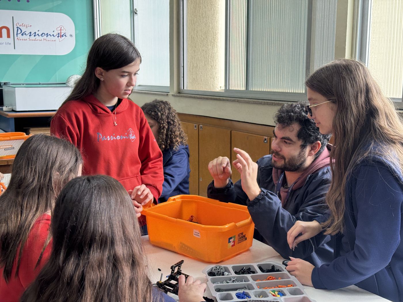 Alunos em atividade de robótica no espaço maker