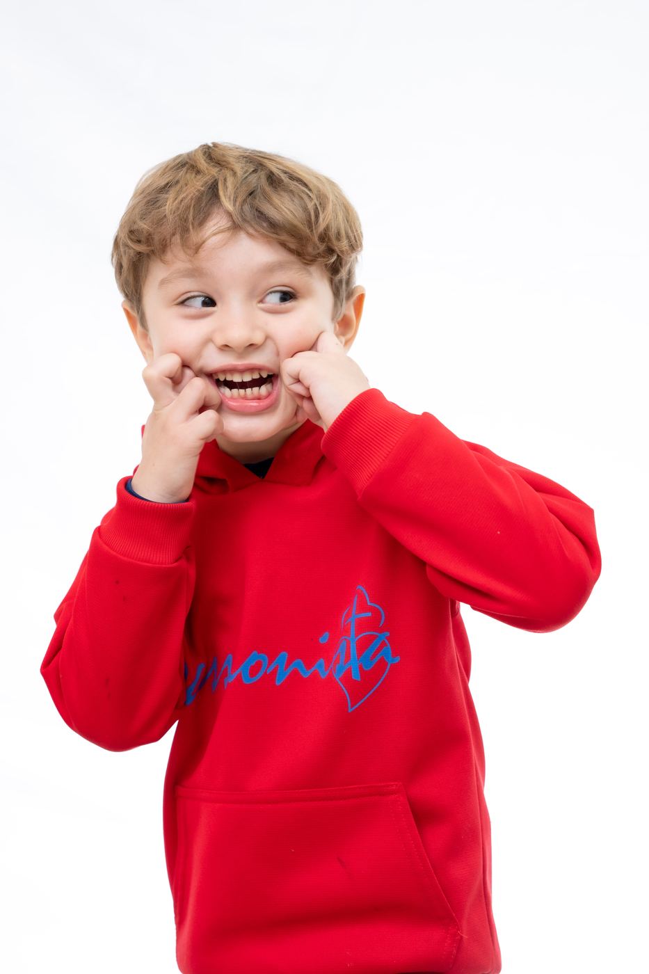 Aluno do Colégio Passionista NSM sorrindo com as mãos no rosto