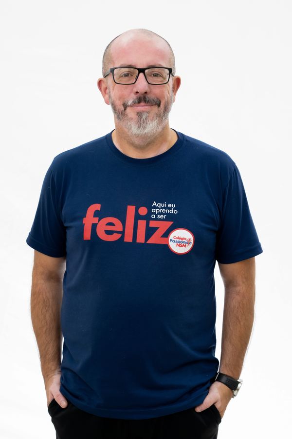 Educador do Colégio Passionista NSM com camiseta Feliz