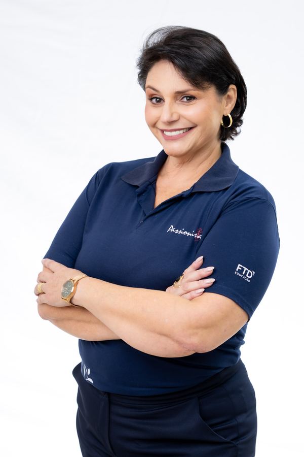 Educadora do Colégio Passionista NSM sorrindo